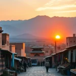 Viajar a Marruecos muestra el paisaje vibrante de las montañas del Atlas con arquitectura bereber.
